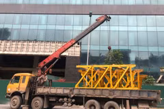 Phương tiện được tập kết tại chân tòa nhà 8B Lê Trực chuẩn bị cho việc tháo dỡ phần vi phạm giai đoạn 2 của tòa nhà. (Ảnh Mạnh Khánh/TTXVN)