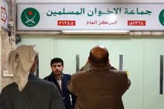 Những người đàn ông đứng bên ngoài văn phòng của tổ chức Anh em Hồi giáo ở thủ đô Jordan ngày 13/4/2016. (Nguồn: AFP)