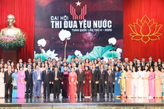 Chủ tịch Quốc hội Nguyễn Thị Kim Ngân, Phó Chủ tịch nước Đặng Thị Ngọc Thịnh, Phó Chủ tịch thứ nhất Hội đồng Thi đua-Khen thưởng Trung ương với các đại biểu tại Đại hội Thi đua yêu nước toàn quốc lần thứ X. (Ảnh: Trọng Đức/TTXVN)