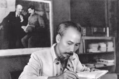Bác Hồ trong phòng làm việc của Người tại căn cứ địa Việt Bắc năm 1951.( Ảnh: Tư liệu/TTXVN)