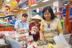 Nhân viên siêu thị liên tục bổ sung hàng hóa phục vụ nhu cầu mua sắm của người dân. (Ảnh: TTXVN phát)