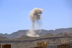 Khói bốc lên sau một vụ không kích tại Sanaa, Yemen. (Ảnh: AFP/TTXVN)