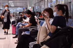 Người dân đeo khẩu trang phòng lây nhiễm COVID-19 tại Manila, Philippines. (Ảnh: AFP/TTXVN)