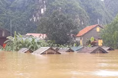Hơn 400 nhà dân bị ngập trong vùng rốn lũ Tân Hóa, huyện Minh Hóa, Quảng Bình năm 2019. (Ảnh: Đức Thọ/TTXVN)