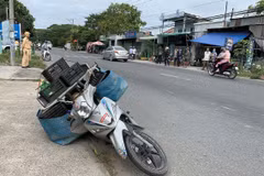 Hiện trường đối tượng bỏ lại phương tiện cùng tang vật để thoát thân. (Ảnh: Công Mạo/TTXVN)