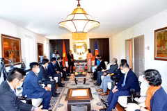 Đại sứ Kham-Inh Khitchadeth, Trưởng Phái đoàn thường trực Lào tại Geneva chúc mừng 75 năm Quốc khánh Việt Nam. (Ảnh: Tố Uyên/TTXVN)
