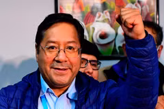 Ứng cử viên Luis Arce mừng chiến thắng tại La Paz, Bolivia, ngày 19/10/2020. (Ảnh: AFP/TTXVN)