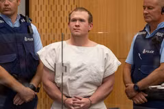 Đối tượng Brenton Tarrant (giữa) tại phiên tòa ở Christchurch, New Zealand ngày 16/3/2019. (Ảnh: AFP/TTXVN)