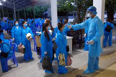 Đo thân nhiệt cho các công dân từ nước ngoài về nước tại khu cách ly của Trường Quân sự tỉnh Sóc Trăng. (Ảnh: Trung Hiếu/TTXVN)