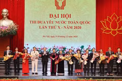 Chủ tịch Quốc hội Nguyễn Thị Kim Ngân tặng hoa các điển hình biểu trong phong trào thi đua toàn quốc tại Đại hội. Kỹ sư Hồ Quang Cua (thứ 2 từ bên phải). Ảnh: Trọng Đức - TTXVN