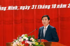 Ông Nguyễn Tường Văn, Chủ tịch UBND tỉnh Quảng Ninh nhiệm kỳ 2016-2021 phát biểu nhận nhiệm vụ. (Ảnh: Đức Hiếu/TTXVN)