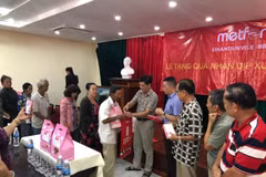 Tổng Lãnh sự Vũ Ngọc Lý trao quà cho bà con gốc Việt có hoàn cảnh khó khăn tại tỉnh Preah Sihanouk. (Ảnh: Vũ Hùng/Vietnam+)