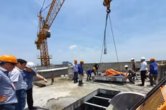 Đơn vị tháo dỡ đã cắt xong một ô sàn tầng 18 tòa nhà 8B Lê Trực. (Ảnh Mạnh Khánh/TTXVN)