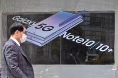 Điện thoại Samsung Galaxy Note10 5G được quảng cáo tại một cửa hàng ở Seoul, Hàn Quốc, ngày 7/4/2020. (Ảnh: AFP/TTXVN)