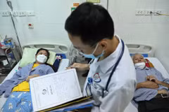 Bác sỹ thăm khám cho bệnh nhân số xuất huyết đang điều trị tại khoa Truyền nhiễm, bệnh viện đa khoa Đống Đa (Hà Nội). (Ảnh: Minh Quyết/TTXVN)