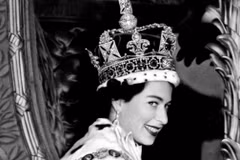 Năm 1953, Công chúa Elizabeth, 27 tuổi, cùng chồng đang trong chuyến thăm Kenya thì nhận tin cha qua đời. Bà giữ tên mình, trở thành Nữ hoàng Elizabeth II. Lễ đăng quang của bà được tổ chức vào ngày 2/6/1953 và là lễ đăng quang đầu tiên được đưa lên sóng 