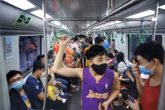 Toa tàu chật kín khách. (Ảnh: Tuấn Đức/TTXVN)