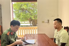 Lực lượng công an lấy lời khai của đối tượng Vũ Văn Quỳnh. (Ảnh: Trịnh Duy Hưng/TTXVN)