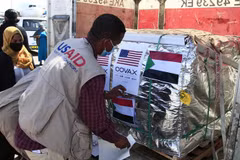 Nhân viên chuyển lô vaccine ngừa COVID-19 được viện trợ theo chương trình COVAX tại Khartoum, Sudan. (Ảnh: AFP/TTXVN)