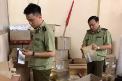 Lực lượng Quản lý thị trường Hà Nội kiểm tra mỹ phẩm. (Ảnh: PV/Vietnam+)