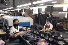 Chuyên gia Viện Da Giầy đang nghiên cứu thiết kế và chế tạo phom giầy phù hợp với bàn chân người Việt Nam. (Ảnh minh họa. Nguồn: PV/Vietnam+)