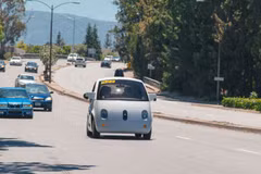 Mẫu xe tự lái của Google 'lang thang' trên con phố tại Mountain View. (Nguồn: Google)