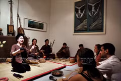 Sân khấu và khán phòng được bài trí đơn giản bằng những chiếc chiếu tạo nên sự gần gũi và ấm cúng giữa người nghe và nghệ sỹ.