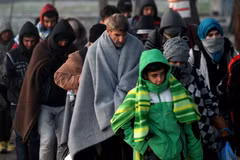 Người di cư vượt qua biên giới Hy Lạp-Macedonia tới gần làng Idomeni, phía bắc Hy Lạp. (Nguồn: AFP/TTXVN)