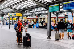 Hành khách tại sân bay Tegel ở thủ đô Berlin, Đức. (Ảnh: THX/TTXVN)