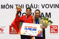 Phương Thảo và huấn luyện viên trong niềm vui giành huy chương vàng SEA Games 31. (Ảnh: FTP)