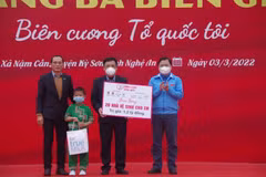 Bí thư thứ nhất Trung ương Đoàn Nguyễn Anh Tuấn trao biển tượng trưng xây dựng 20 công trình Nhà vệ sinh cho em tại tỉnh Nghệ An. (Ảnh: Tá Chuyên/TTXVN/Vietnam+)