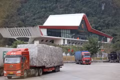 Phương tiện hàng hóa chờ thủ tục xuất nhập khẩu tại cửa khẩu quốc tế Hữu Nghị (Lạng Sơn). (Ảnh: Quang Duy/TTXVN)