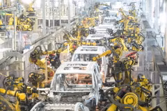 Robot lắp ráp xe điện Voyah của Trung Quốc, tại thủ phủ Vũ Hán, tỉnh Hồ Bắc. (Ảnh: THX/TTXVN)