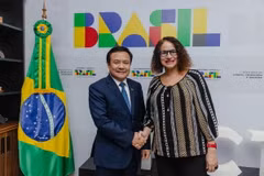 Đại sứ Việt Nam tại Brazil Bùi Văn Nghị và Bộ trưởng Khoa học, Công nghệ và Đổi mới sáng tạo Luciana Santos tại buổi làm việc. (Ảnh: Đại sứ quán Việt Nam tại Brazil)