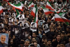 Người dân Iran đưa tiễn cố Tổng thống Ebrahim Raisi cùng đoàn tháp tùng tại Tehran. (Ảnh: THX/TTXVN)