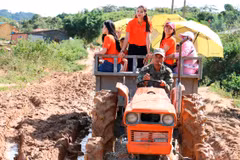 Dàn người đẹp "cưỡi" máy cày về các xã vùng xa của tỉnh Lâm Đồng trao quà cho người nghèo. (Ảnh: Miss Universe Viet Nam)