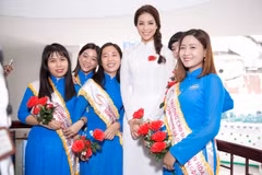 Phạm Hương trở lại thăm trường cũ. (Ảnh: Mr AT)