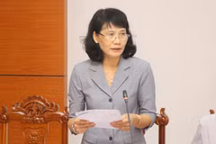 Bà Võ Thị Thanh Vân, Phó giám đốc Sở Nông nghiệp và Phát triển nông thôn tỉnh An Giang công bố dịch tả lợn Châu Phi trên địa bàn thành phố Long Xuyên. (Ảnh: Thanh Sang/TTXVN)