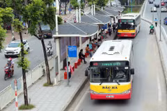Xe buýt vào đón khách tại một điểm dừng. (Ảnh: Huy Hùng/TTXVN)