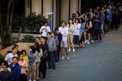 Cử tri Đặc khu hành chính Hong Kong (Trung Quốc) xếp hàng chờ bỏ phiếu tại điểm bầu cử Hội đồng cấp quận 2019 ở Hong Kong ngày 24/11/2019. (Ảnh: AFP/TTXVN)