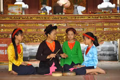 Chị Phạm Thị Kim Ngân, chủ nhiệm CLB hát xẩm của xã Yên Nhân (huyện Yên Mô, Ninh Bình) hướng dẫn hát xẩm cho các thế hệ sau. (Ảnh: Minh Đức/TTXVN)