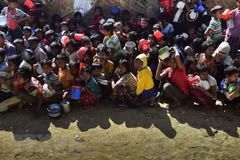 Người tị nạn Rohingya chờ đợi lương thực cứu trợ tại trại tị nạn Thankhali. (Ảnh: AFP/TTXVN)