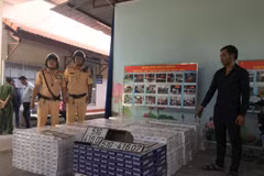 Thuốc lá lậu trong chiếc xe gặp tai nạn ở hầm vượt sông Sài Gòn. (Nguồn: TTXVN)