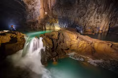 Thác nước trong hang Tú Làn. (Nguồn: Oxalis Adventures/Vietnam+)