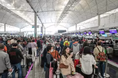 Sảnh khởi hành của sân bay Hong Kong chật ních hành khách bị hoãn chuyến. (Ảnh: SCMP)