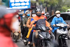 Người dân phải mặc ấm khi ra đường. (Ảnh: Thanh Tùng/TTXVN)