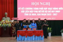Lãnh đạo Bộ Chỉ huy Bộ đội Biên phòng và Hội Liên hiệp Phụ nữ tỉnh Cà Mau ký kết Chương trình phối hợp hoạt động giai đoạn 2022-2027. (Ảnh: Kim Há/TTXVN)