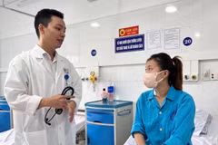 Bác sỹ thăm khám bệnh nhân sau ca phẫu thuật. (Ảnh: TTXVN phát)