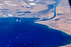 Tàu thuyền chuẩn bị di chuyển qua Kênh đào Suez, Ai Cập. (Ảnh: AFP/TTXVN)