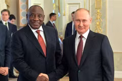 Tổng thống Nga Vladimir Putin (phải) và Tổng thống Nam Phi Cyril Ramaphosa trong cuộc gặp tại Strelna, ngoại ô Saint Petersburg (Nga) ngày 17/6/2023. (Ảnh: AFP/TTXVN)